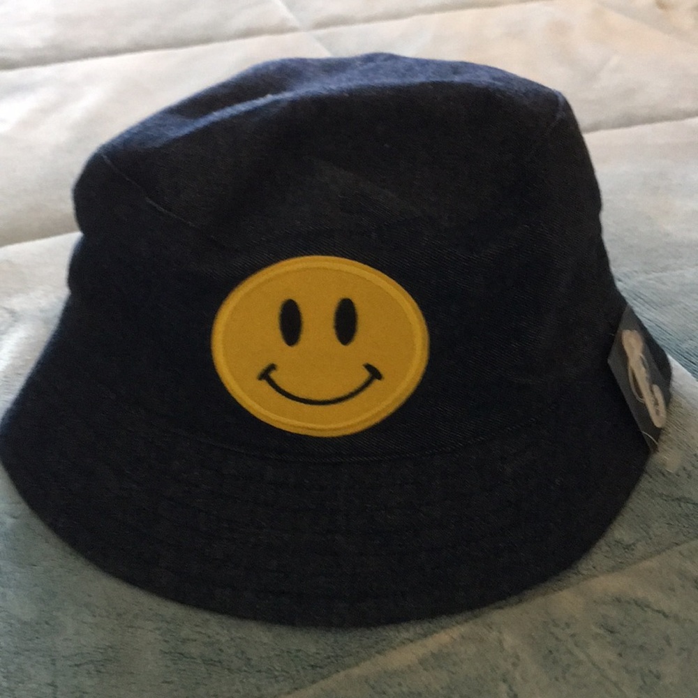 ❤️NEW!!!❤️ Emoji bucket hat.